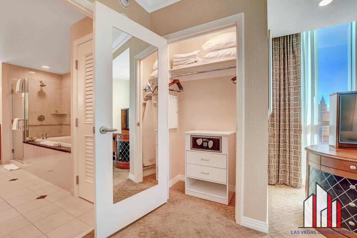 Holiday home Mgm Signature-21-701 1br2ba F1 Strip View Balcony